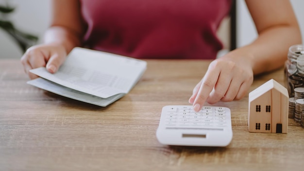 Économiser de l'argent pour l'investissement immobilier avec une pile de pièces d'argent pour acheter une maison et un prêt pour se préparer au futur concept d'assurance financière