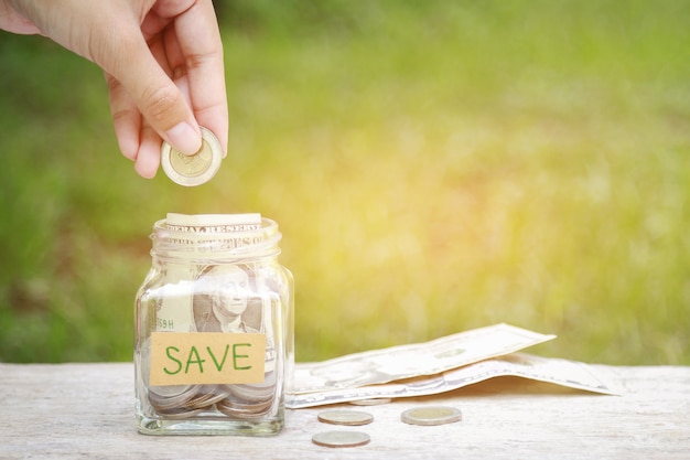 Économisez De L'argent En économisant Une Bouteille Pour Bien Vivre