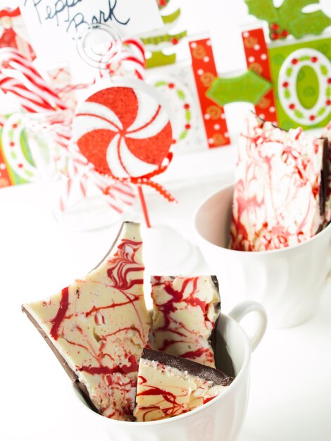 Écorce traditionnelle de menthe poivrée au chocolat de Noël saupoudrée de bonbons à la menthe poivrée.