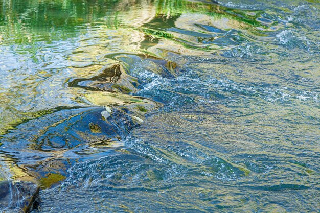 écoulement d'eau et pulvérisation d'une pierre en gros plan