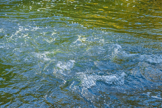 écoulement d'eau et pulvérisation d'une pierre en gros plan