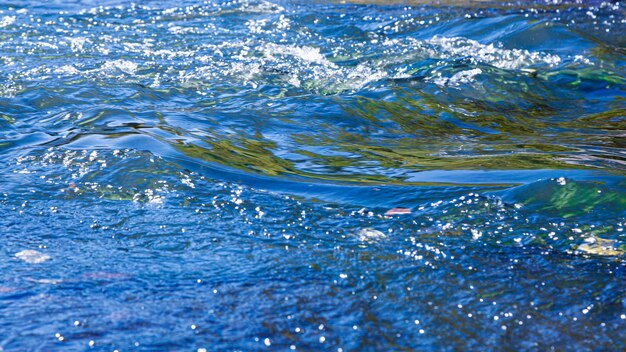 Photo Écoulement d'eau et de pulvérisation d'une pierre de près