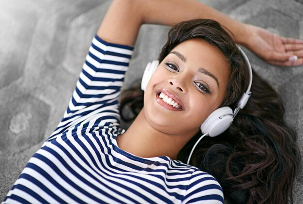 À l'écoute du week-end Photo d'une jeune femme écoutant de la musique à la maison