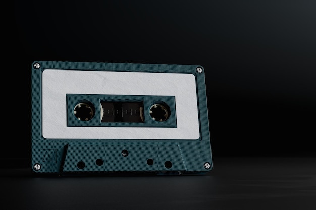 Écouter de la musique ancienne Une vieille cassette audio noire sur fond noir rendu 3D