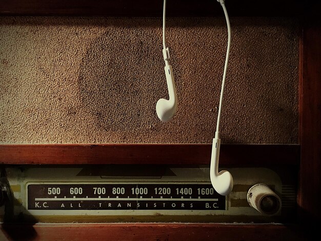 Photo des écouteurs blancs à la radio.