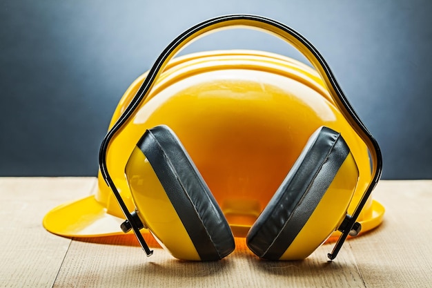 Photo Écouteurs avec casque de construction jaune