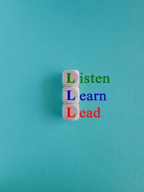 Photo Écoutez le symbole du plomb concept de mots colorés écoutez l'apprentissage du plomb sur des cubes de bois