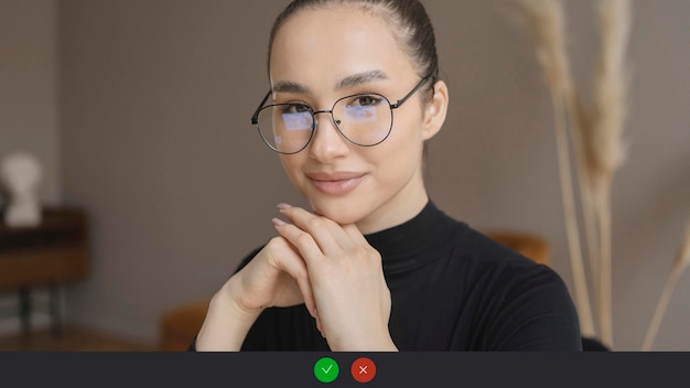 Photo Écran d'appel vidéo une femme avec des lunettes en étain bonjour regarde la caméra sourit