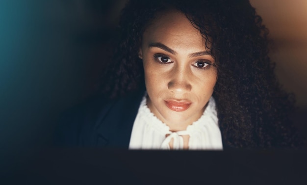 Écran de bureau et visage d'une femme noire sur ordinateur pour le rapport d'activité du projet et les documents en ligne Planification de la vision et travailleuse travaillant sur le site Web de lecture stratégique et la recherche la nuit