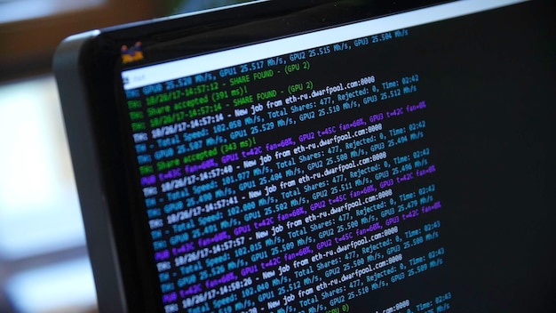 Écran avec code cryptographique chiffres verts bitcoin sur écran d'ordinateur avec code minier bitcoin