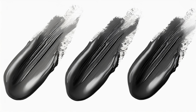 Un écran cosmétique de mascara noir sur fond blanc