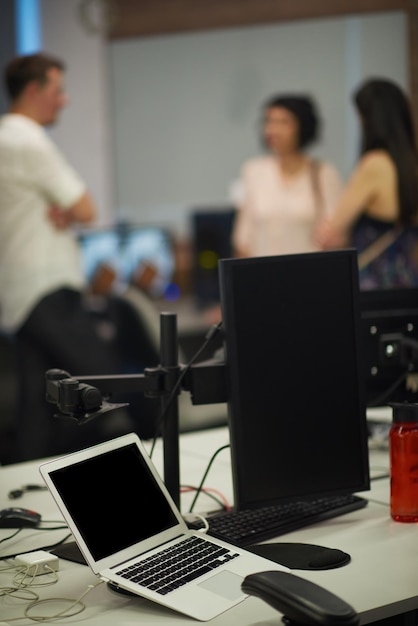 Photo Écran double moniteur et ordinateur portable dans un bureau moderne à l'intérieur, le logiciel de la start-up développe la technologie