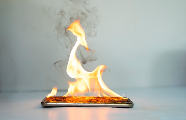 L'écran du téléphone intelligent en feu est fissuré