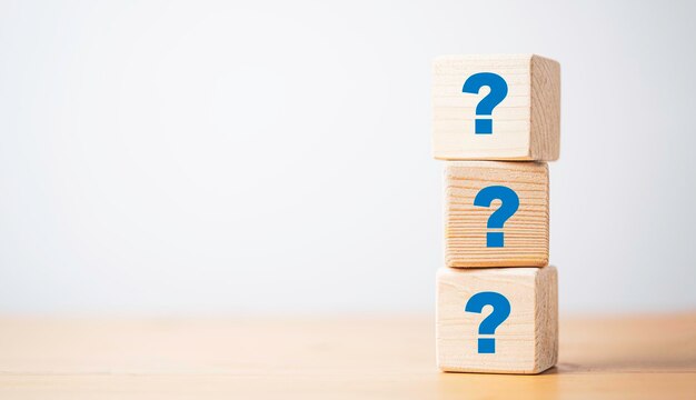 Écran d'impression de point d'interrogation sur un bloc de cube en bois avec espace de copie pour le concept de questions et réponses.