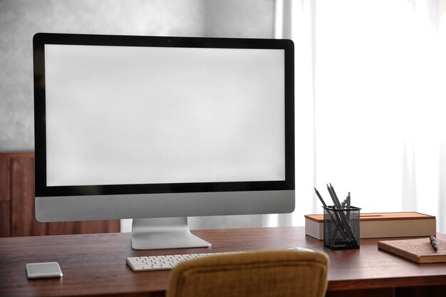 Écran d'ordinateur moderne sur un bureau en bois