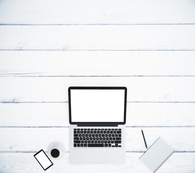 Photo Écran d'ordinateur portable blanc vierge avec agenda et smartphone sur une maquette de table en bois blanc