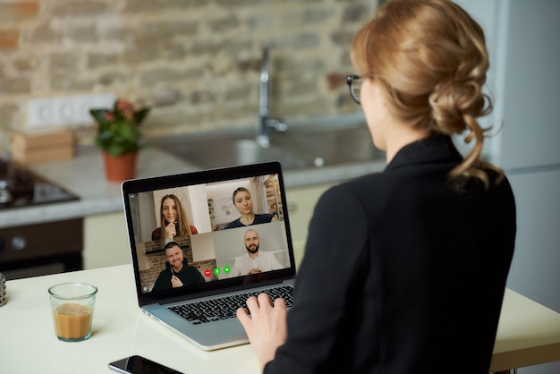 Photo un écran d'ordinateur portable sur l'épaule d'une femme.