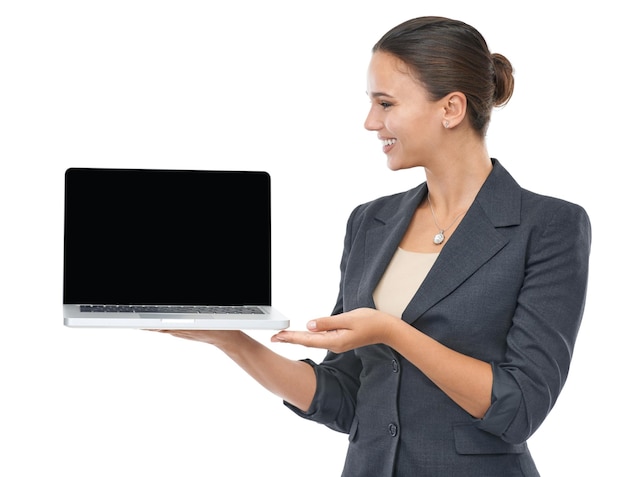 Écran d'ordinateur portable femme heureuse et présentation pour la publicité d'entreprise sur un fond de studio blanc Jeune femme avocat ou avocat avec la paume souriante ou montrant l'affichage de l'ordinateur sur l'espace de maquette