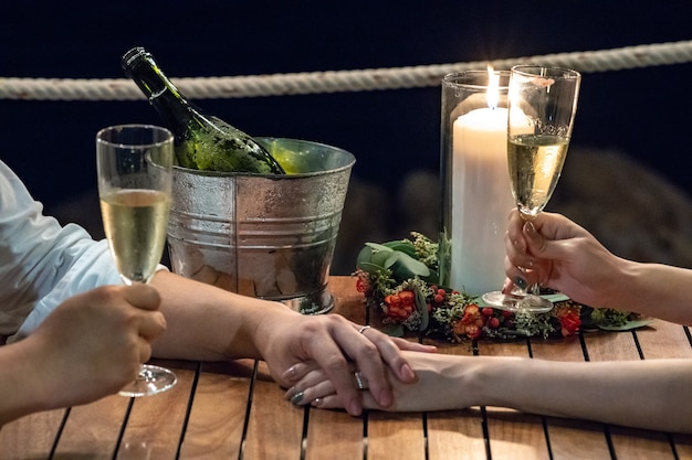 Écran Romantique Dans La Célébration Du Mariage, Les Mariés Se Tenaient La Main Avec Du Champagne Dans La Nuit