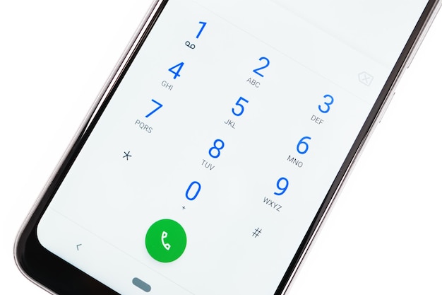 Écran de smartphone moderne avec clavier de numérotation en gros plan sur fond blanc