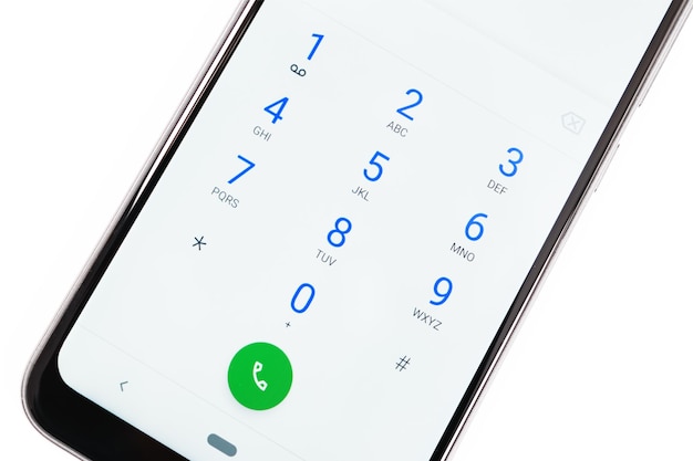 Photo Écran de smartphone moderne avec clavier de numérotation en gros plan sur fond blanc