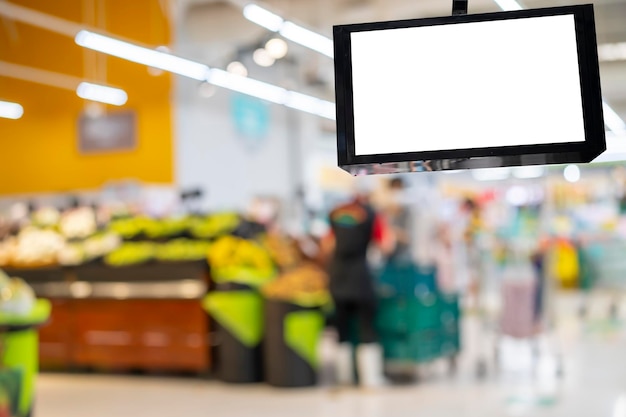 L'écran de télévision LCD dans le supermarché brouille les gens à la caisse