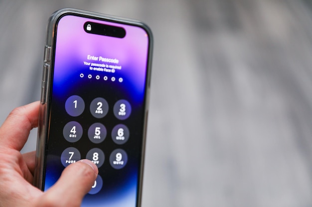 l'écran de verrouillage du numéro du smartphone symbolisant la sécurité numérique et le contrôle d'accès