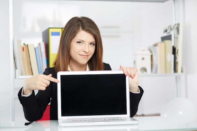 Photo Écran vide de femme d'affaires de son ordinateur portable