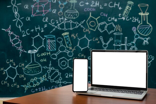 Photo l'écran vierge du smartphone de l'ordinateur portable se trouve sur une table en bois pour le premier plan modèles et formules de molécules formules chimiques organiques formation scientifique en biochimie
