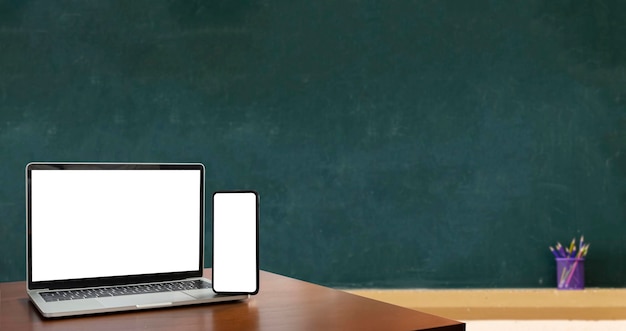 L'écran vierge du smartphone d'un ordinateur portable se trouve sur une table en bois pour le premier plan Le tableau noir est vide L'éducation est importante pour tout le monde car elle aide à réussir Pour stimuler l'enseignement