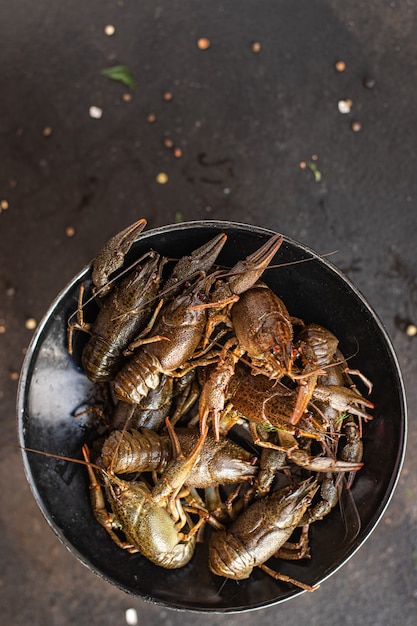 écrevisses fraîches prêtes à cuire fruits de mer produits crus repas collation sur la table copie espace fond de nourriture