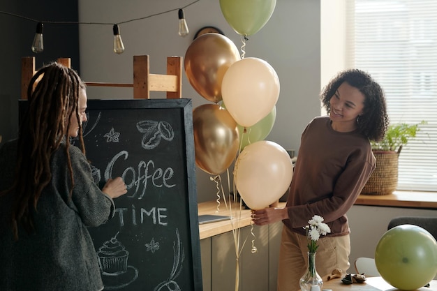 Photo Écrire une annonce et décorer un café