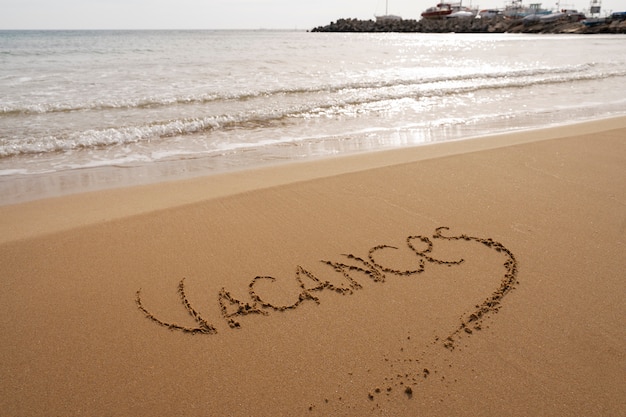 Photo Écrire des mots dans le sable