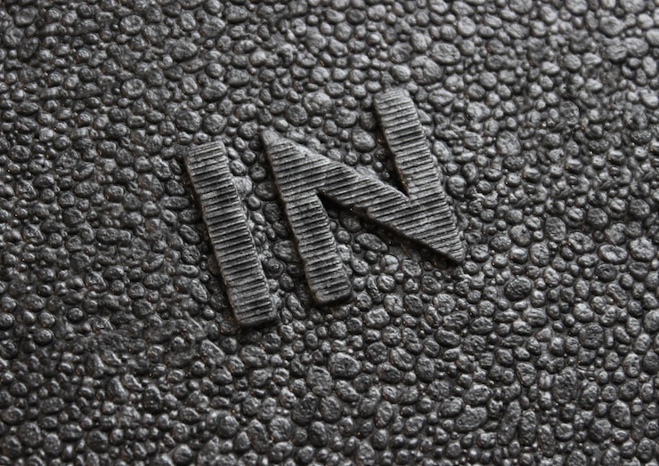 Photo écrit en style métallique mot in sur la surface sombre des ampoules en plastique