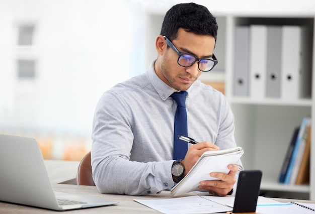 Photo Écriture de cahier et homme d'affaires dans l'administration de bureau comptabilité et carrière de gestion avec calendrier rappel priorité de travail et journal de l'employé professionnel ou du travailleur administratif avec des notes