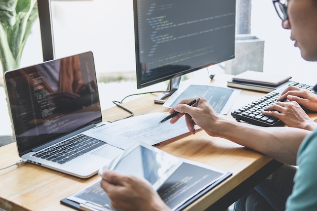 Écriture De Codes Et Saisie De La Technologie De Code De Données, Programmeur Coopérant Pour Travailler Sur Un Projet De Site Web Dans Un Logiciel Se Développant Sur Ordinateur De Bureau Dans L'entreprise, Programmation Avec Html, Php Et Javascript.