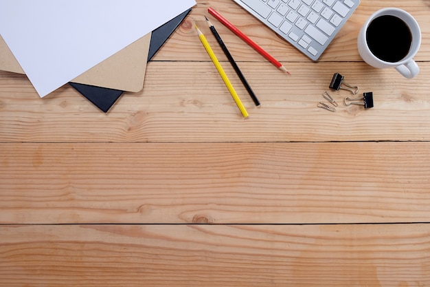 Photo Écriture d'éléments sur un bureau en bois