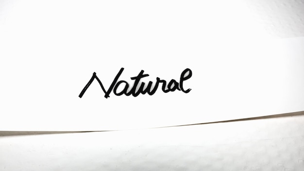 Écriture naturelle sur étiquette blanche sur fond blanc