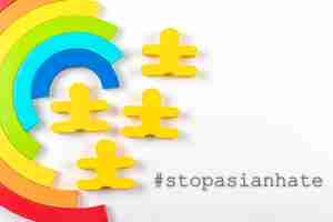 Photo Écriture stop asian hate avec arc-en-ciel sur fond blanc poster attaques violentes dans les écoles, les entreprises et autres espaces publics no hate act et mettre fin au concept de racisme espace de copie