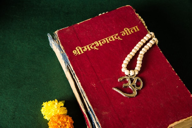 Les écritures saintes de la religion hindoue comme les livres du ramayana, du mahabharata et de la geeta avec le symbole aum