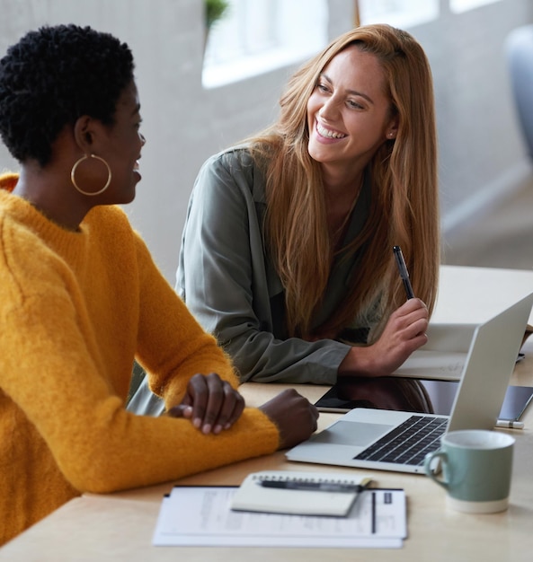 Écrivain de collaboration et femmes sur ordinateur portable dans une start-up créative pour le brainstorming