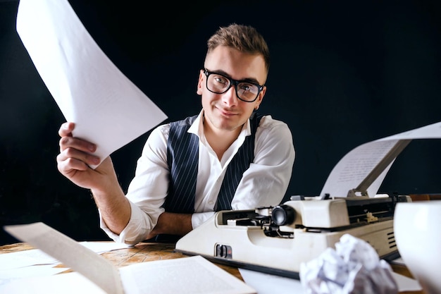 Photo Écrivain portant des lunettes et blanc