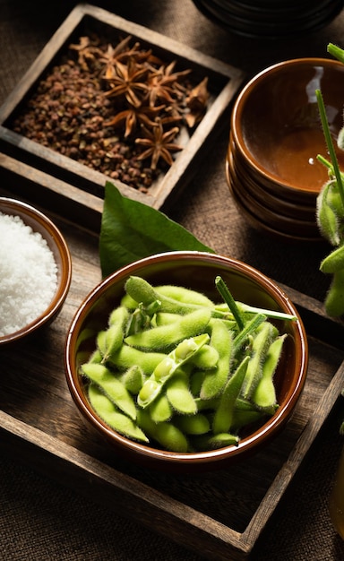 Edamame frais sur une assiette en bois