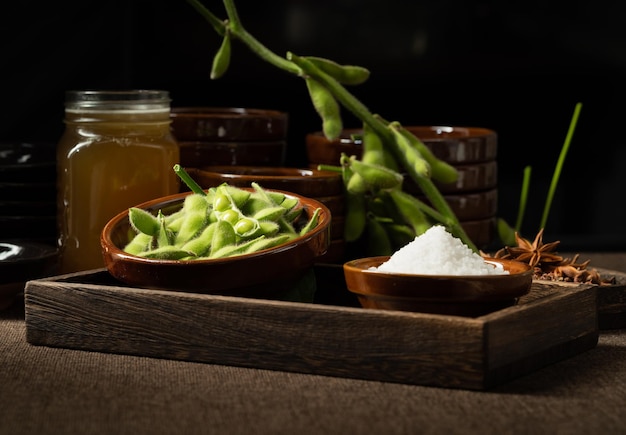 Edamame frais sur une assiette en bois