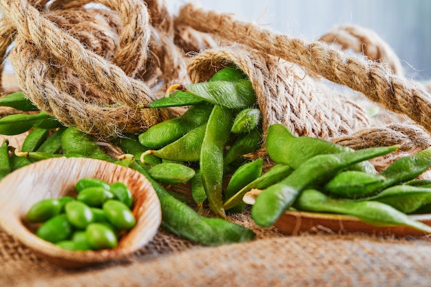 Edamame ou soja dans une assiette en bois sur un sac