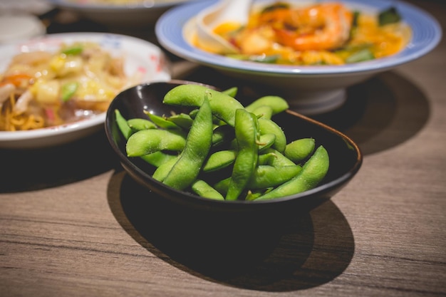 Photo l'edamame ou le soja sont couramment servis dans les restaurants japonais