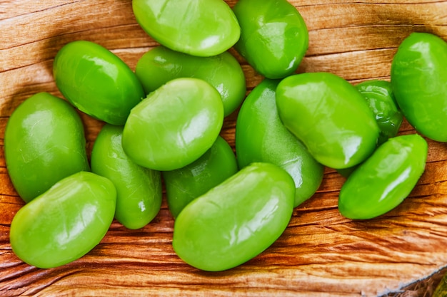 L'edamame ou le soja sont dispersés sur un sac