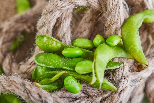 L'edamame ou le soja sortent du sac sur un sac