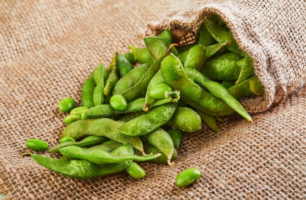 L'edamame ou le soja sortent du sac sur un sac