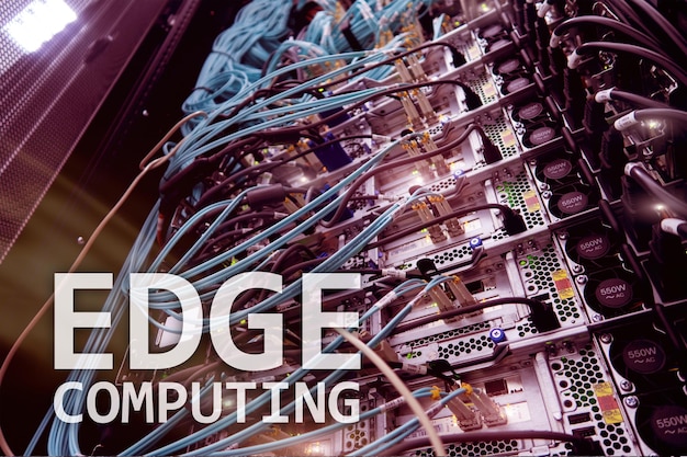 EDGE computing internet et concept de technologie moderne sur fond de salle de serveur moderne